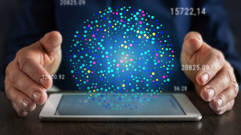 Escritório moderno com laptop e telas exibindo dados eleitorais e visualizações de big data, destacando a transformação na coleta de dados na eleição.