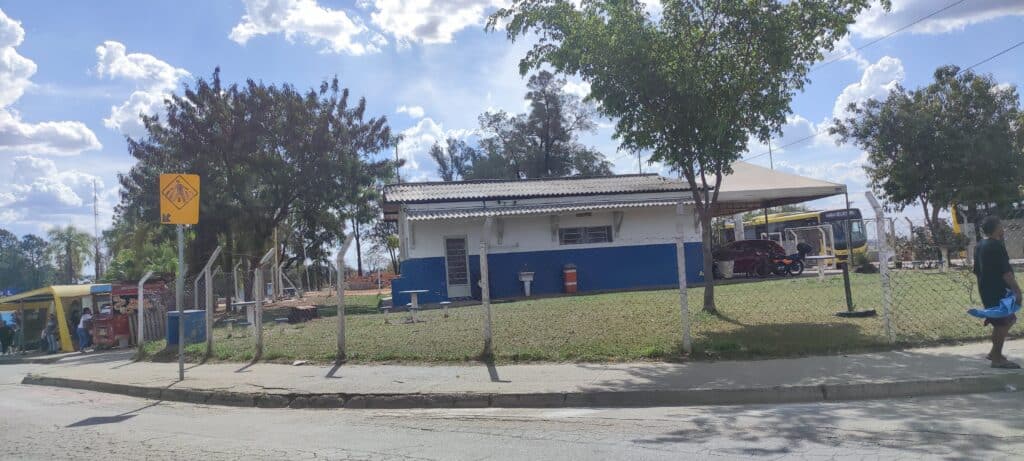 Fachada de um centro de referência de assistência social em um bairro brasileiro, representando o atendimento público às famílias.