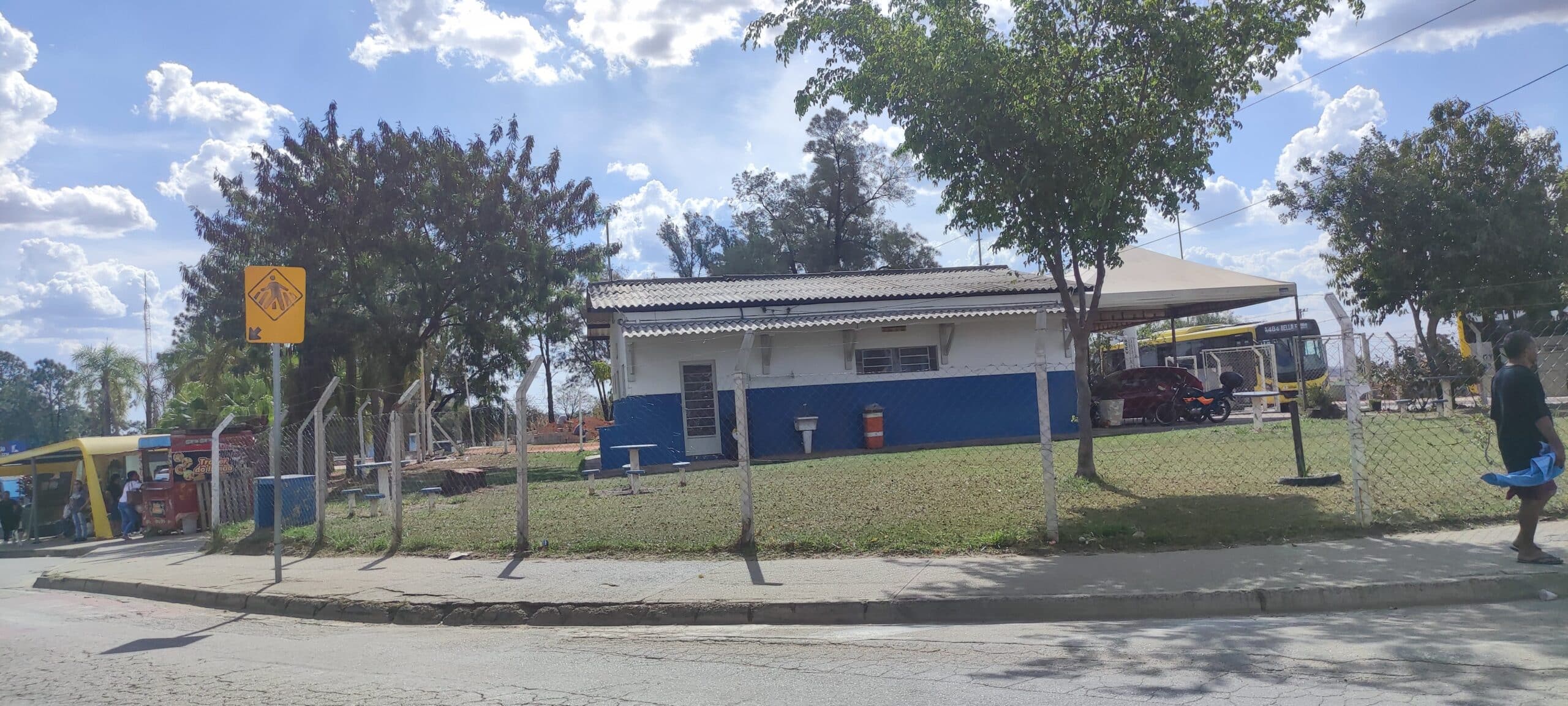 Página Inicial 22 Fachada de um centro de referência de assistência social em um bairro brasileiro, representando o atendimento público às famílias.